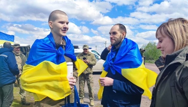 SBU releases video of Ukrainian defenders arriving home after captivity
