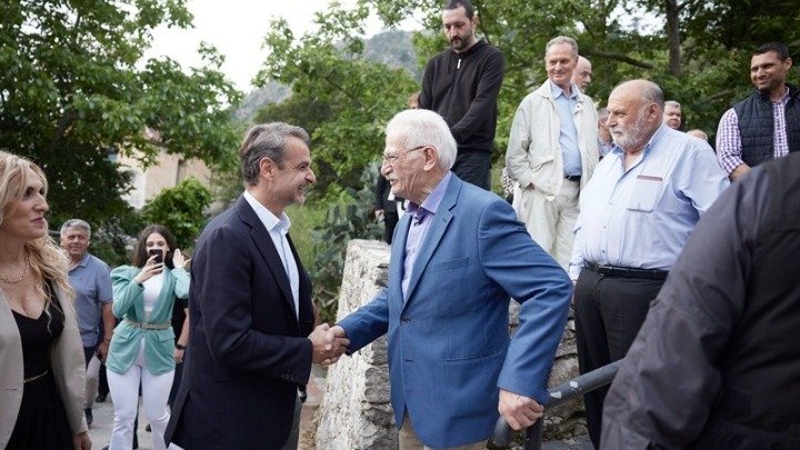 Mitsotakis wraps up two-day tour on Crete with visit at Therisso village