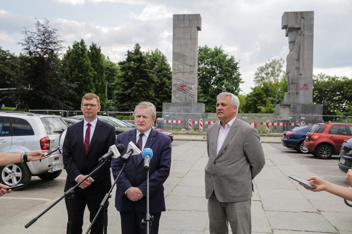 Red Army memorials should disappear from public space says minister