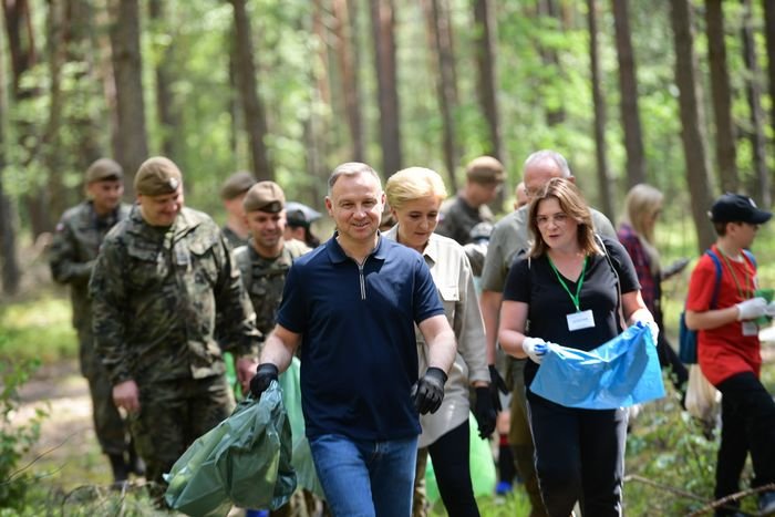 Polish president joins forest cleanup campaign