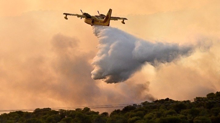 Strong firefighting forces operating in Rhodes and West Attica