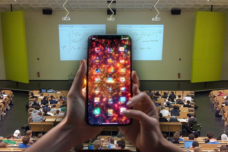 The UN warns of the danger of using phones in schools