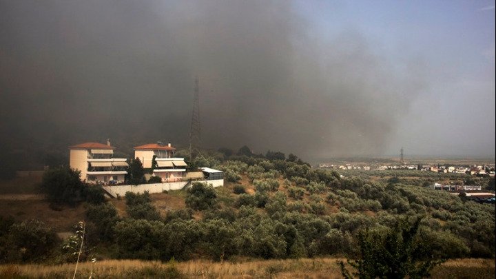 Parts of Lamia evacuate, as milder winds help firefighters; Volos facing water, power shortages