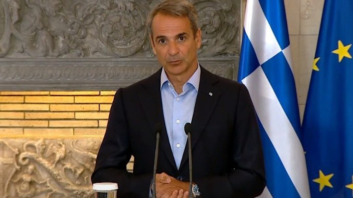 PM Mitsotakis: Football club fan associations will close