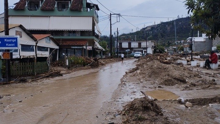 Work continues to restore power, road access in Thessaly, Evia villages; Volos water distribution continues