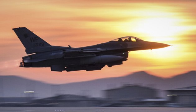 Ukrainian pilots begin training in Romania to fly F-16 jets
