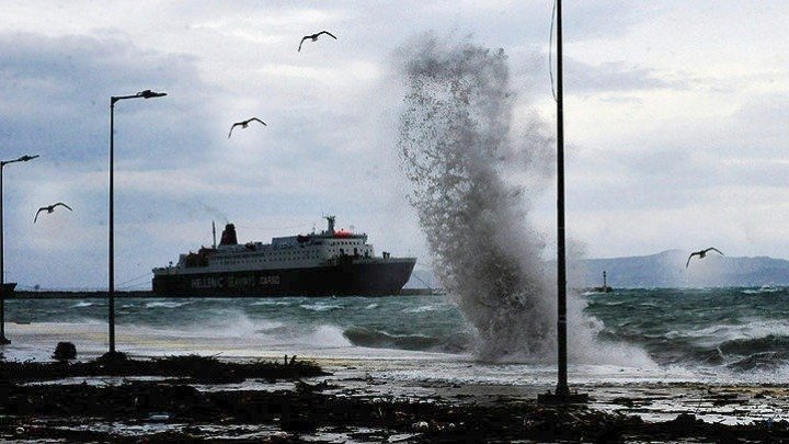 Ships tied at ports due to winds in Greece; Egnatia Odos reopens to heavy trucks