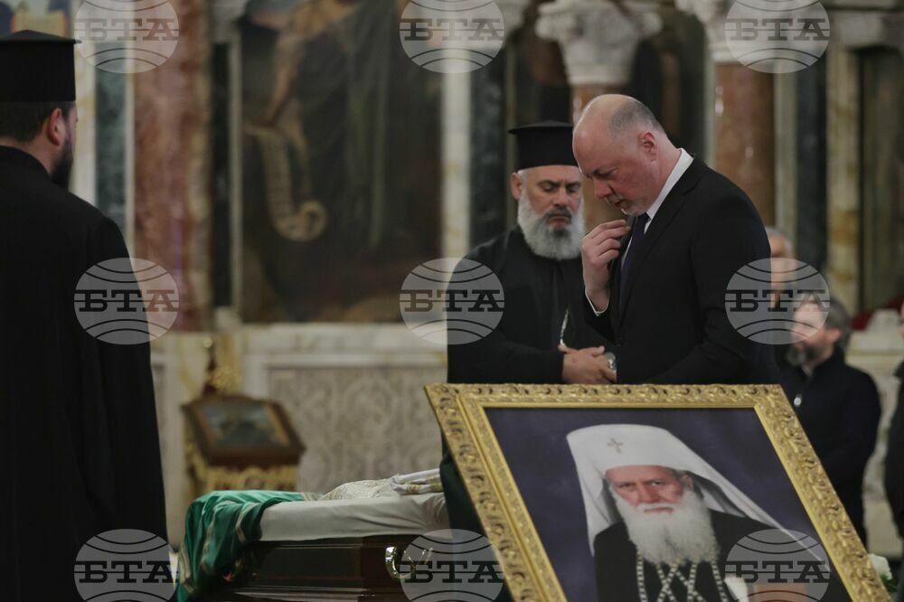 Central European Midday Report: "National Mourning, Diplomatic Talks, and Musical Wishes: Recent Events in Europe"
