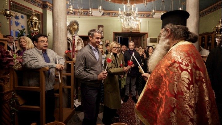 PM Mitsotakis attends midnight Resurrection service on Tinos island