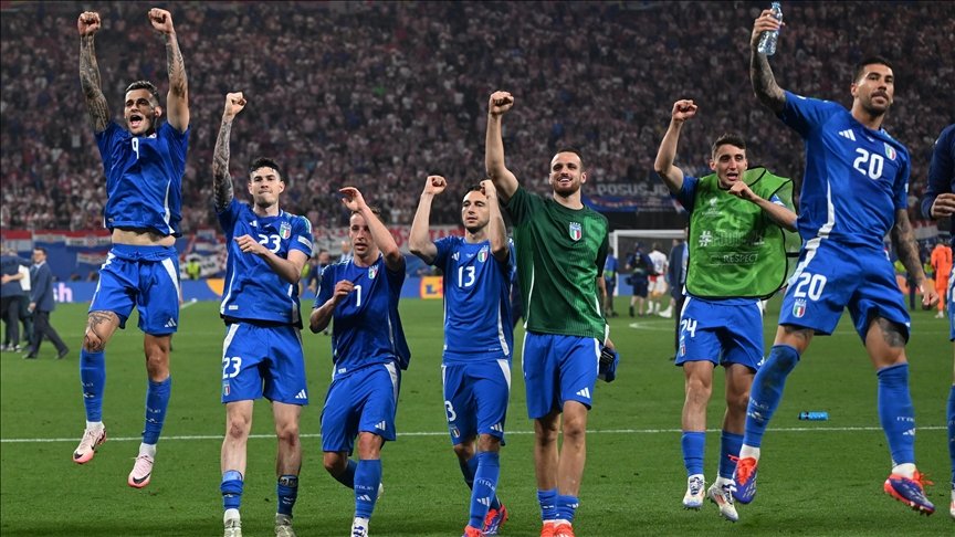 Mattia Zaccagni's last-minute goal brings last 16 ticket to Italy