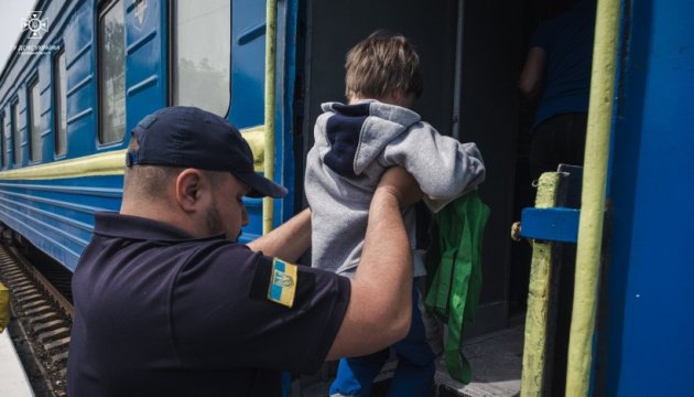 Families with Children Ordered to Evacuate in Eastern Ukraine
