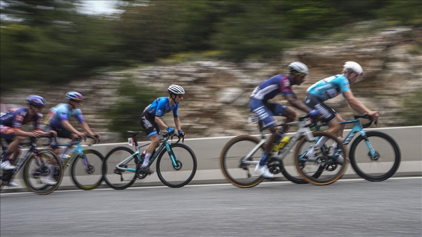 Fans Cheer Cyclists in Rainy Türkiye Tour
