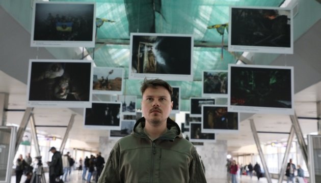 Kyiv Hosts Powerful War Photo Exhibit Honoring Ukrainian Infantry