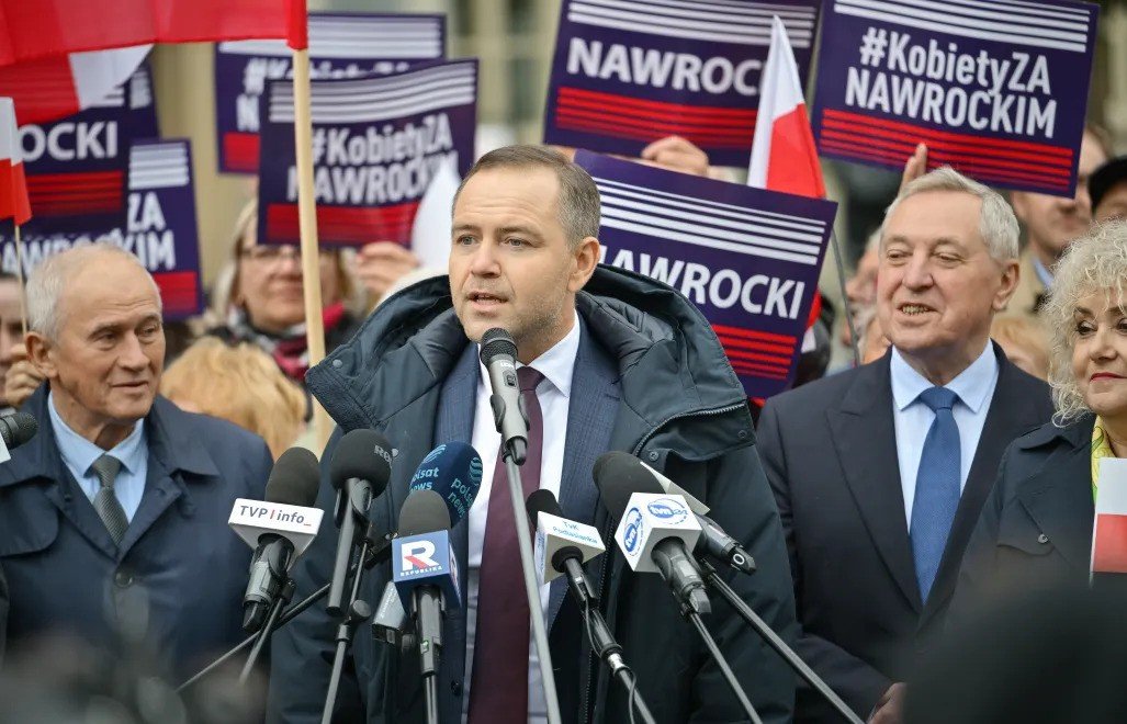 Nawrocki Accused of Abandoning Elderly Man