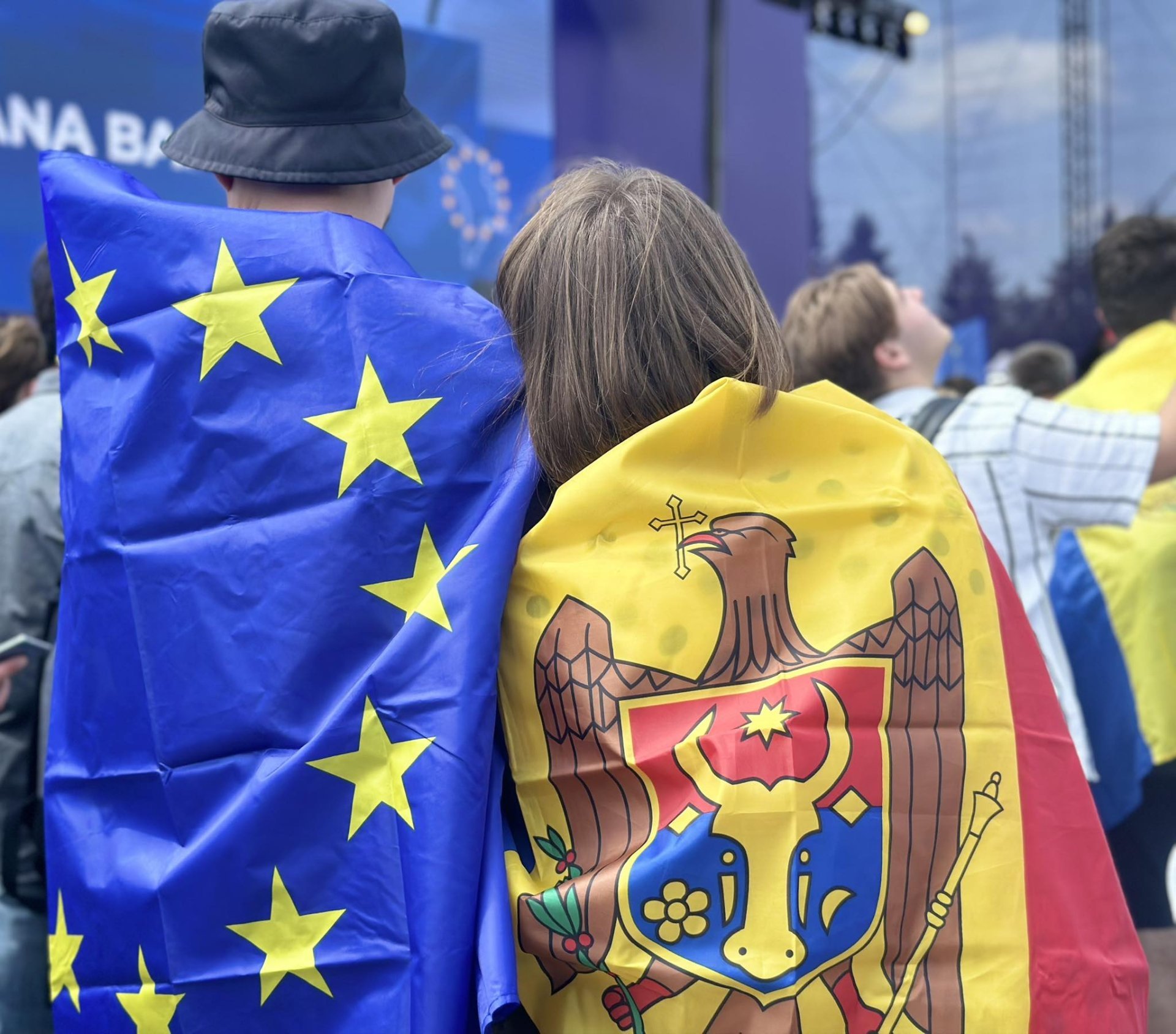 100,000 Moldovans Vote in Romanian Election