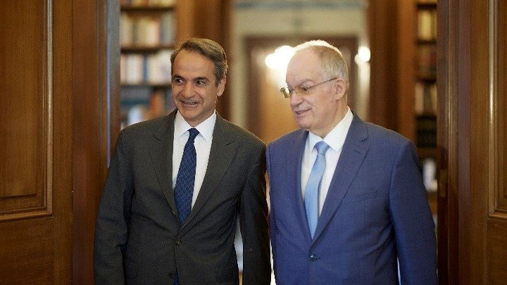 Mitsotakis Calls for Consensus on Constitutional Reform