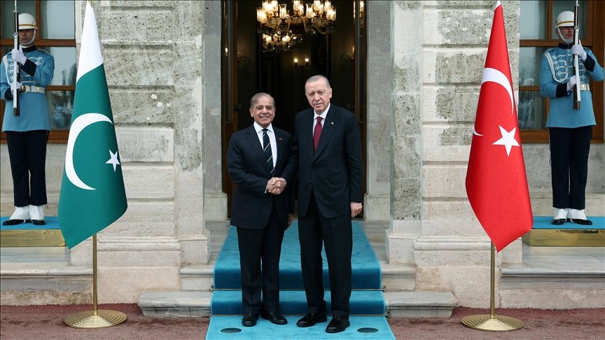 Erdogan Meets Pakistani PM in Istanbul