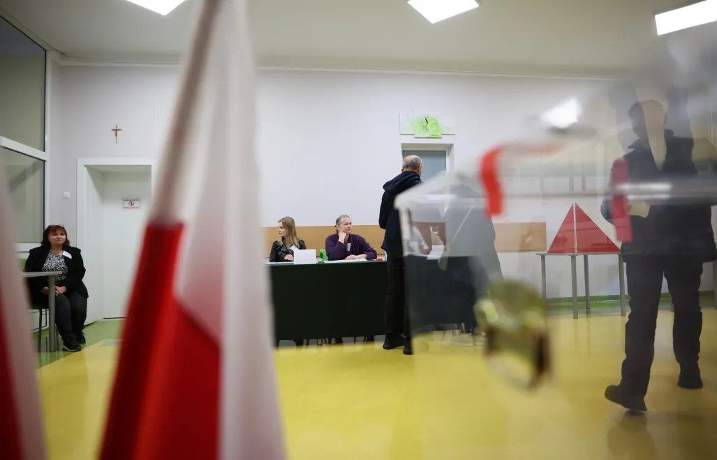 Warsaw Mayoral Race Sees Tight Polls