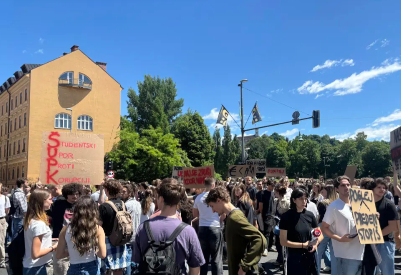 Slovenian students honor Serbia tragedy with road blockade