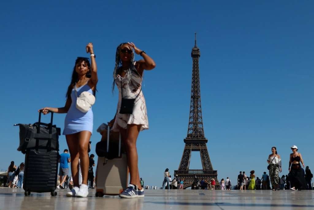 Heatwave forces Eiffel Tower closure