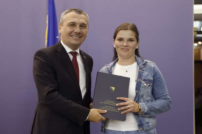 Bosnian Ministry secures jobs for returnees through new contracts
