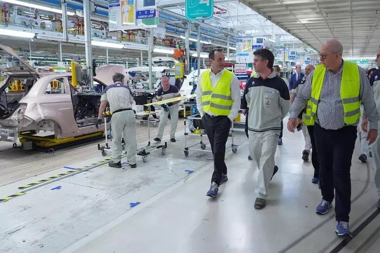 Stellantis Halts Hydrogen Vehicle Program