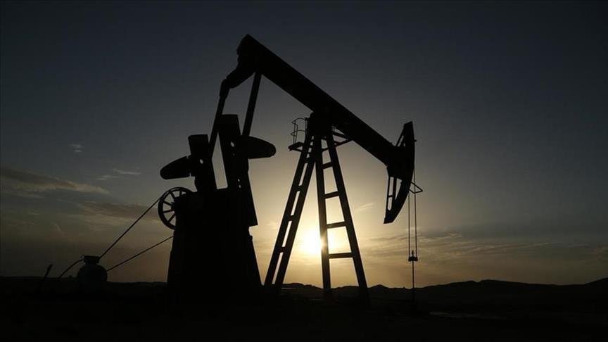 Oil Dips on Output, Tariff Fears