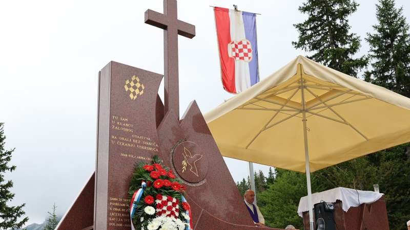 Families honor victims of Bosnia's Jablanica killings
