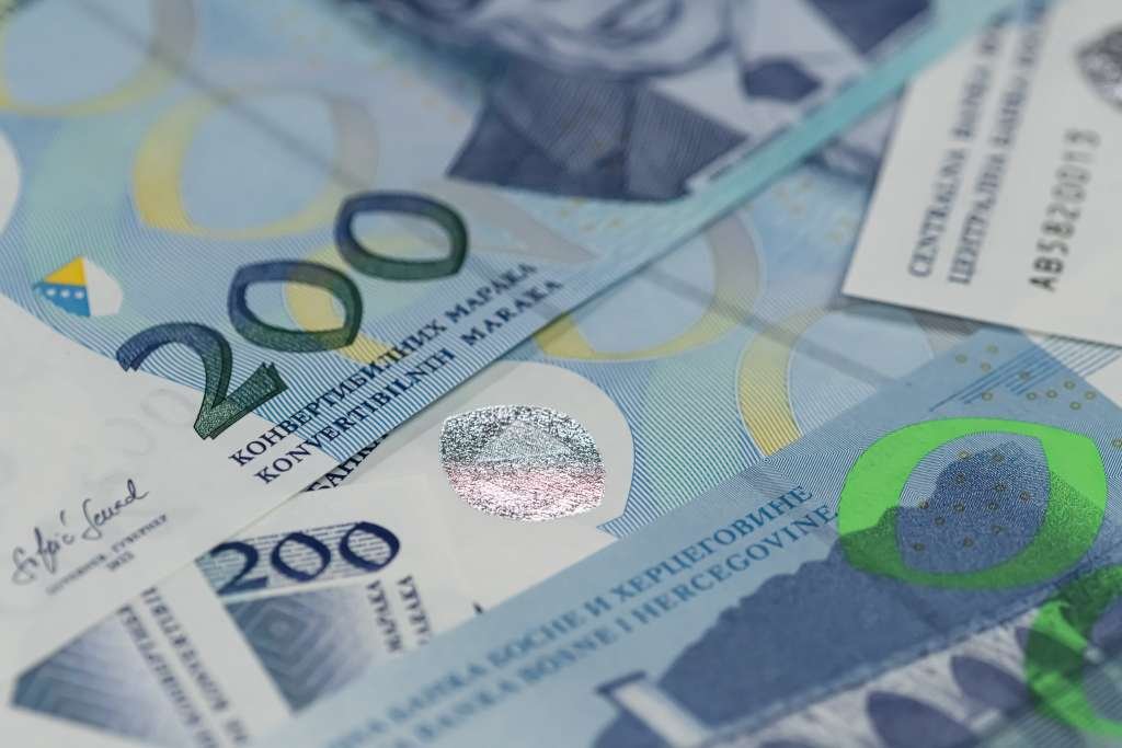Bosnia records slight June salary drop