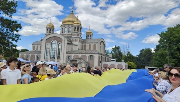 30-Meter Ukrainian Flag Unfurled Near Taras Shevchenko Monument in Ottawa