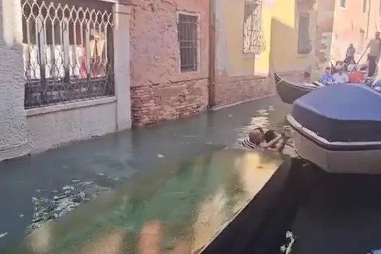 Another Selfie-Related Gondola Incident Shocks Venice Visitors