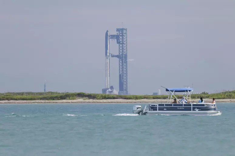 SpaceX Postpones 10th Starship Flight Due to Clouds