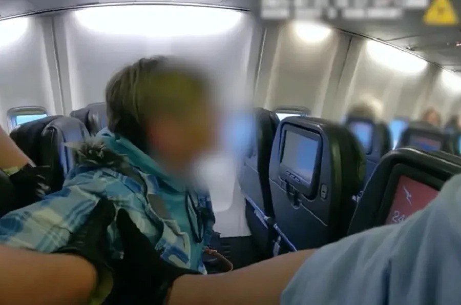 Drunk woman removed from Qantas flight after dancing mid-air