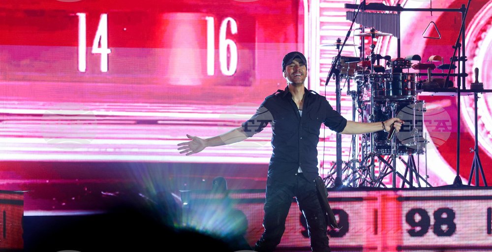 Enrique Iglesias stuns fans with 90-minute hit-filled set