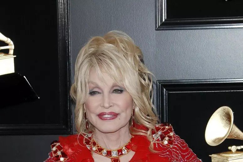 Dolly Parton cancels Las Vegas shows for medical procedures