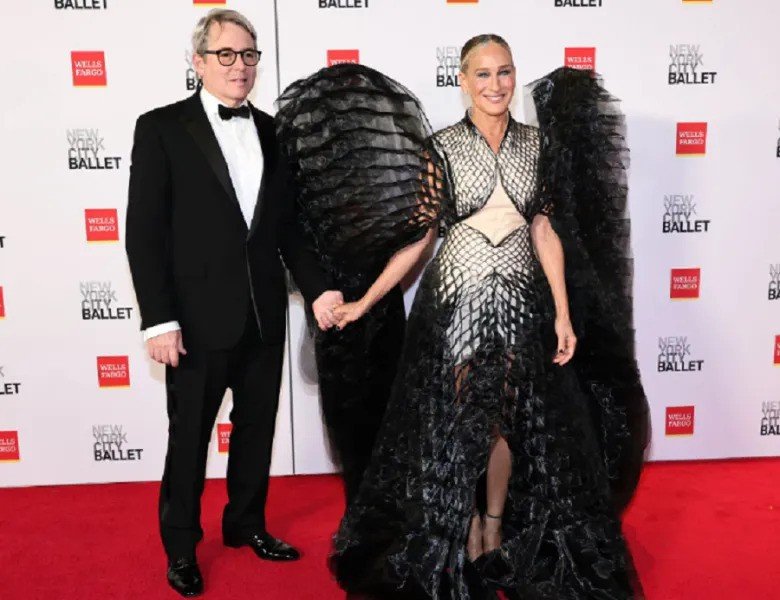 Sarah Jessica Parker turns heads with dramatic outfit