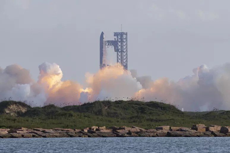 SpaceX launches 11th Starship test flight from Texas