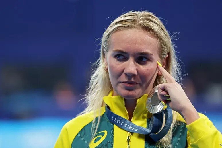 Australian swimming star steps away at 25