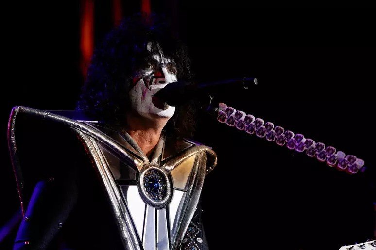 Rock legend dies peacefully surrounded by family