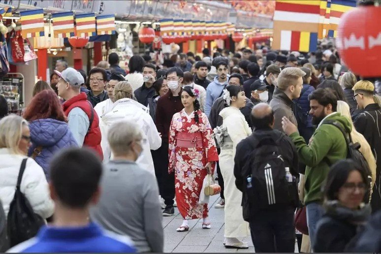 China-Japan tensions trigger 500,000 flight cancellations