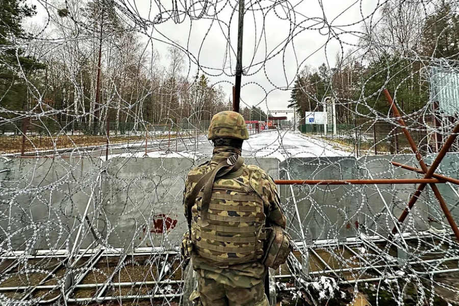 Poland extends 400 km border ban with Belarus