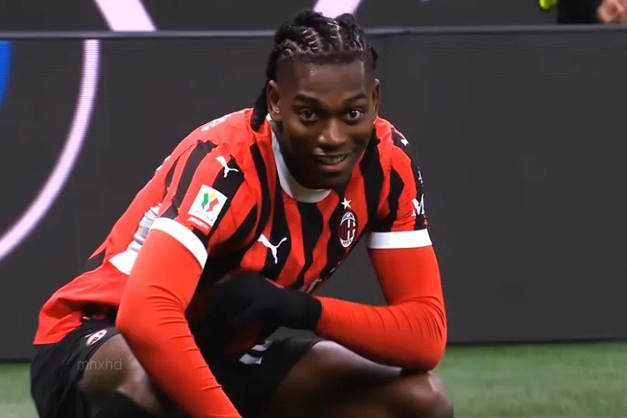 Milan's Portuguese star suffers upper thigh injury