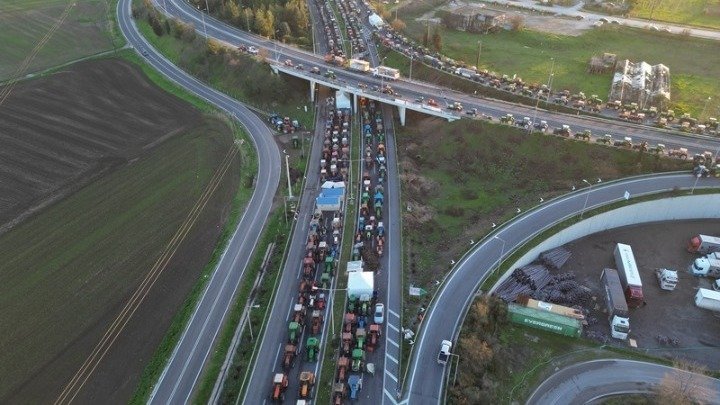 Greece's farmers continue nationwide blockades