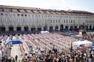 Italy's Turin hosts largest collective dance lesson