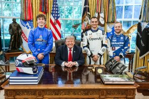 Palou presents Trump with personalized IndyCar helmet