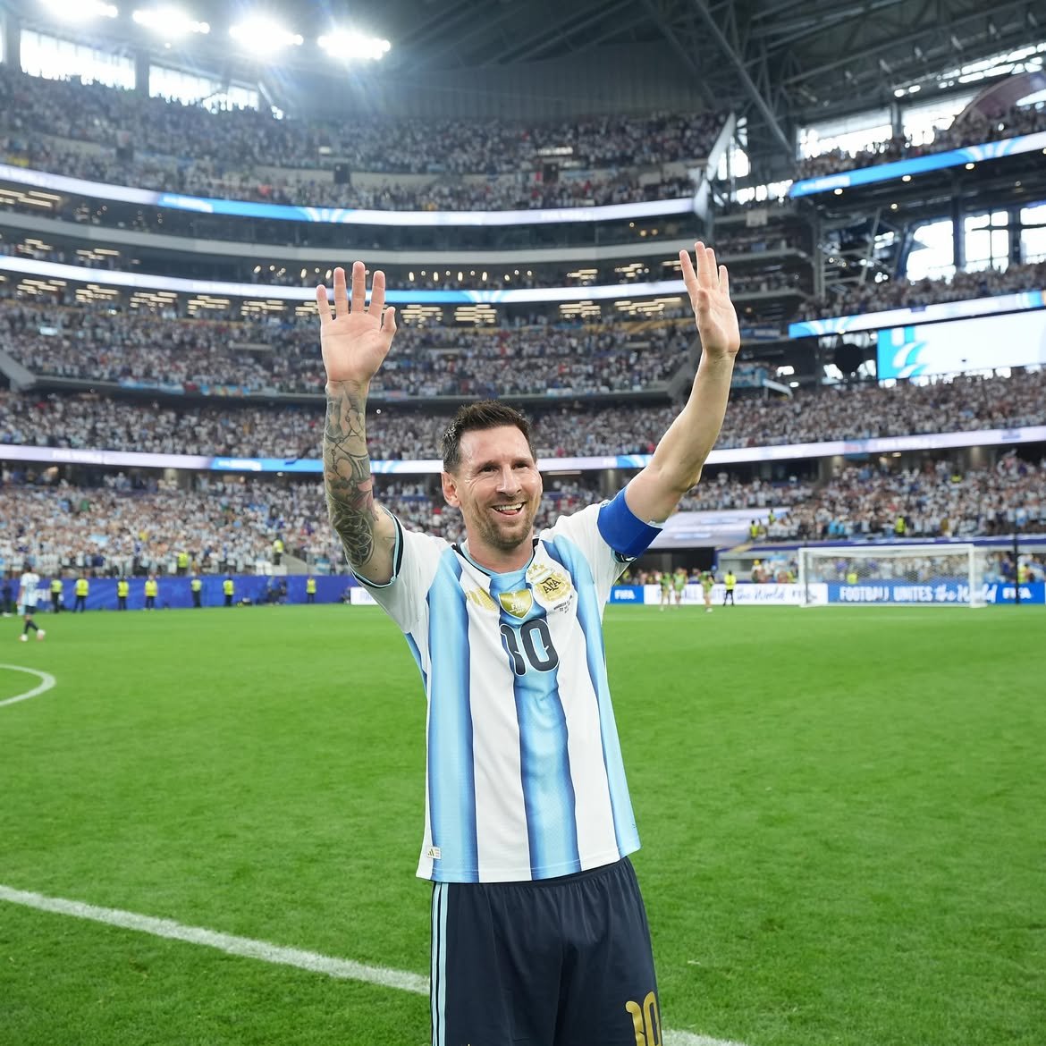 Argentine football unites to honour Lionel Messi