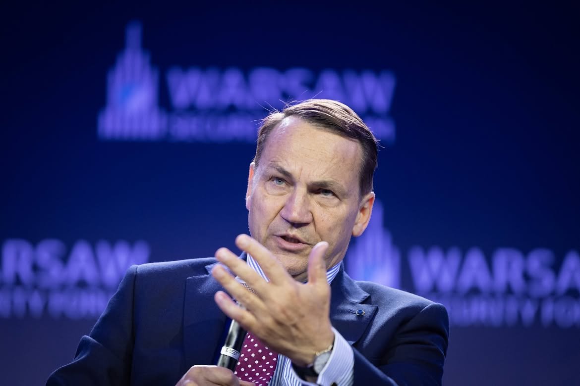 Sikorski warns Musk over Starlink restrictions in Ukraine