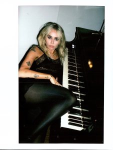 Miley Cyrus breaks down in tears while paying tribute to Dolly Parton