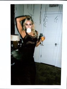 Miley Cyrus breaks down in tears while paying tribute to Dolly Parton