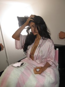 Kylie Jenner makes Victoria’s Secret runway debut (PHOTO/VIDEO)